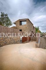 Haus  Carrer de s'estrop. Casa contemporánea de piedra con terrazas, gran garaje y acabado