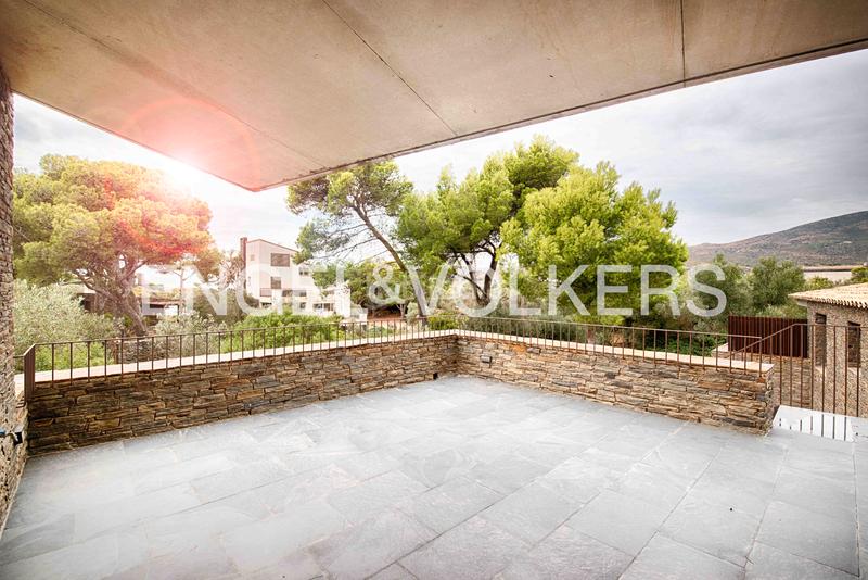 Foto 0ec197cb-7783-42f0-b3ba-ba8531f7707c. Casa  contemporánea de piedra con terrazas, gran garaje y acabados de alta gama en Cadaqués