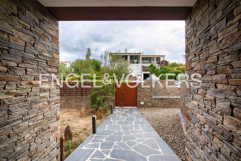 Foto 0f41da33-24fd-498d-b753-e30a285318b0. Casa  contemporánea de piedra con terrazas, gran garaje y acabados de alta gama en Cadaqués