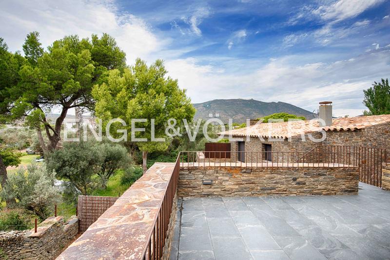 Foto 15e56b3a-5377-4f55-b3fe-bdfc1c077bc2. Casa  contemporánea de piedra con terrazas, gran garaje y acabados de alta gama en Cadaqués