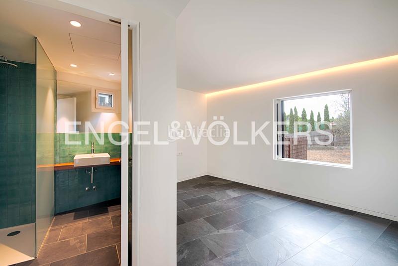 Foto 456d8901-6a93-44fa-8ef4-c7beb0220868. Casa  contemporánea de piedra con terrazas, gran garaje y acabados de alta gama en Cadaqués