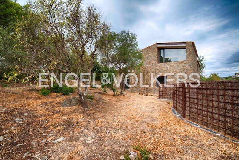 Foto 63d3bd1e-b76e-4ed9-a3ef-f8a7e4e636ff. Casa  contemporánea de piedra con terrazas, gran garaje y acabados de alta gama en Cadaqués
