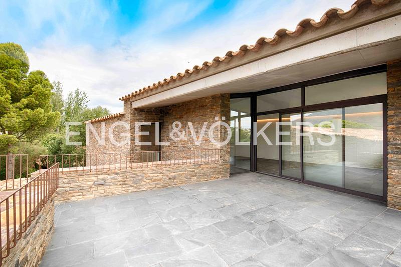 Foto 8de429eb-be3d-442a-a01a-1ea5e854aec8. Casa  contemporánea de piedra con terrazas, gran garaje y acabados de alta gama en Cadaqués