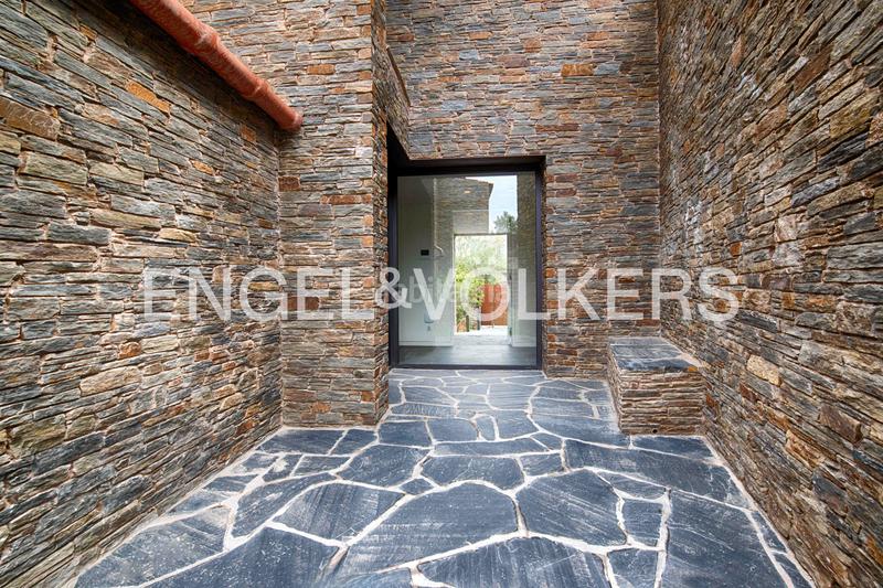 Foto a09bf6db-1181-4a56-9992-5c9b1c1c8453. Casa  contemporánea de piedra con terrazas, gran garaje y acabados de alta gama en Cadaqués