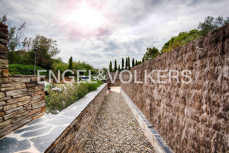 Foto cc7d7bec-ae26-477f-8238-4c3c83e0f78a. Casa  contemporánea de piedra con terrazas, gran garaje y acabados de alta gama en Cadaqués