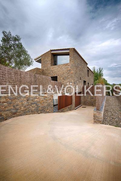 Foto d4c2ac3e-a39d-4a58-ac1e-ed4c9be957c8. Casa  contemporánea de piedra con terrazas, gran garaje y acabados de alta gama en Cadaqués