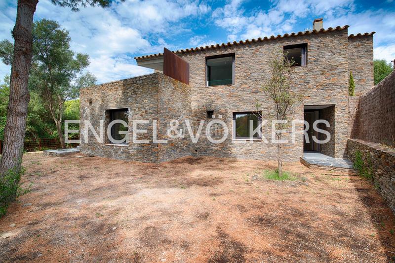 Foto 368e90f6-3349-4a6e-a431-79b292d135fb. Casa  contemporánea de alto standing con jardín, estudio independiente y posibilidad de piscina en Cadaqués