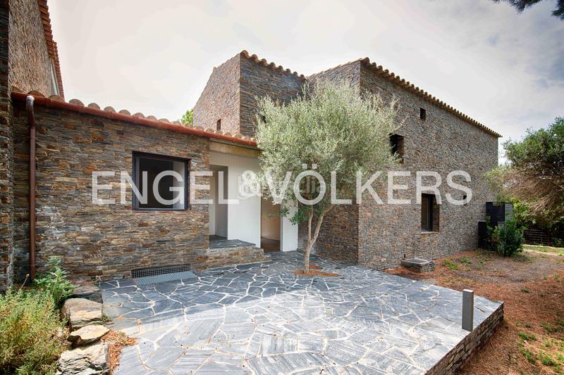 Foto 3904ae19-3ca8-4f28-83c6-c3cf8bb54754. Casa  contemporánea de alto standing con jardín, estudio independiente y posibilidad de piscina en Cadaqués