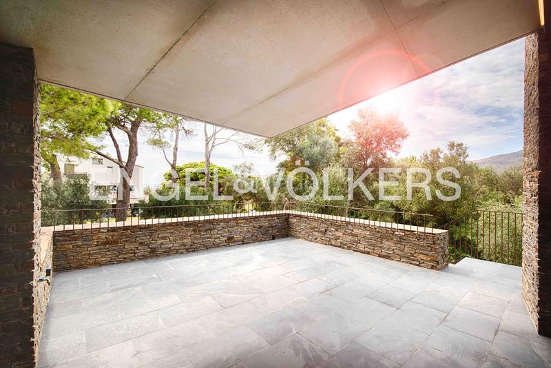Foto 695a6a94-7ec3-47a1-b65b-03ead9742e33. Casa  contemporánea de alto standing con jardín, estudio independiente y posibilidad de piscina en Cadaqués