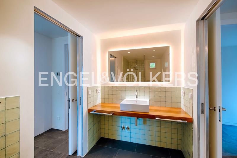 Foto b81fa79f-dc2a-46a7-8c6f-0674e47ebdaf. Casa  contemporánea de alto standing con jardín, estudio independiente y posibilidad de piscina en Cadaqués