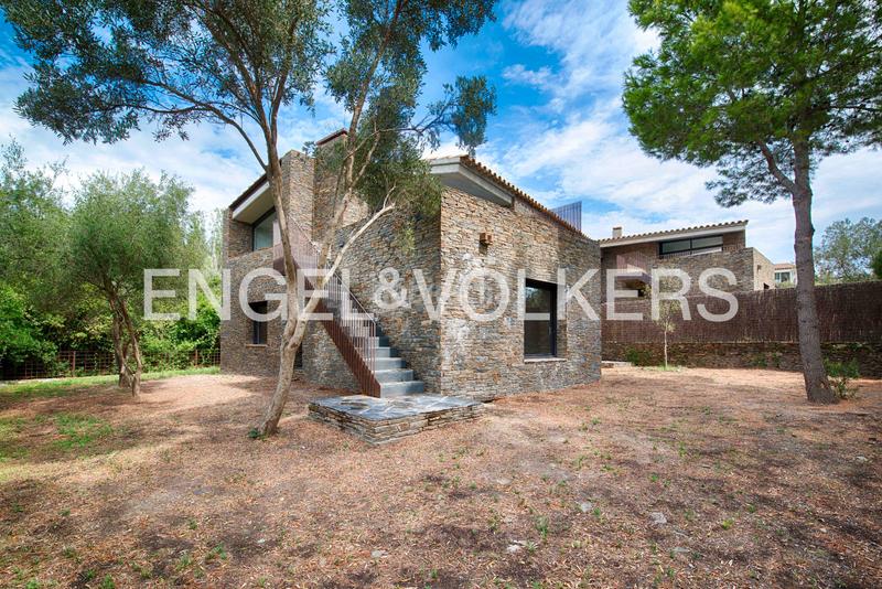 Foto fb3edc26-0252-4256-a4c3-e14b5d2a1511. Casa  contemporánea de alto standing con jardín, estudio independiente y posibilidad de piscina en Cadaqués