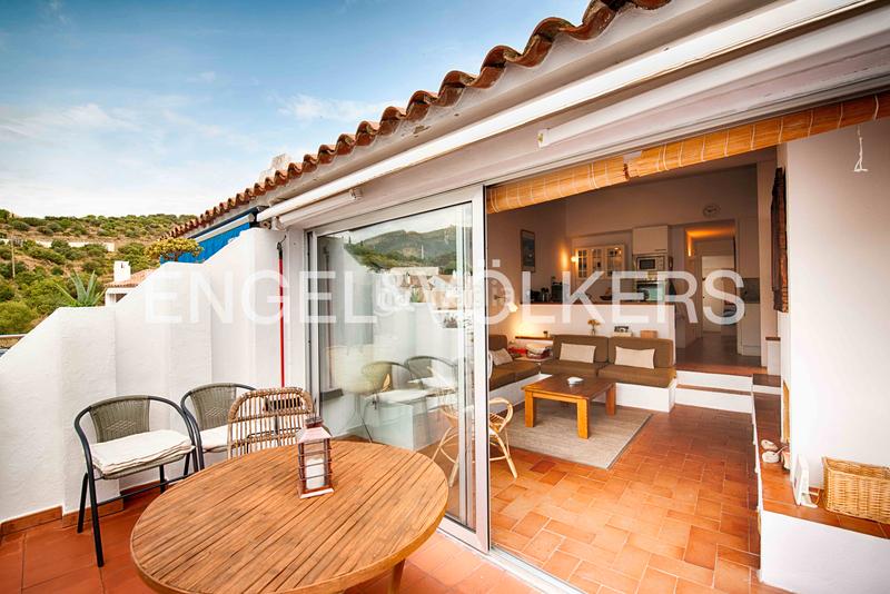 Foto 323750d7-e5f8-405c-96ad-1a7f69bbc05d. Apartamento encantador ático con terraza soleada y licencia turística en Cadaqués