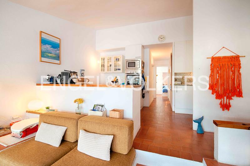 Foto 59c9912d-3319-43e9-8606-13ad6f2a8e5c. Apartamento encantador ático con terraza soleada y licencia turística en Cadaqués