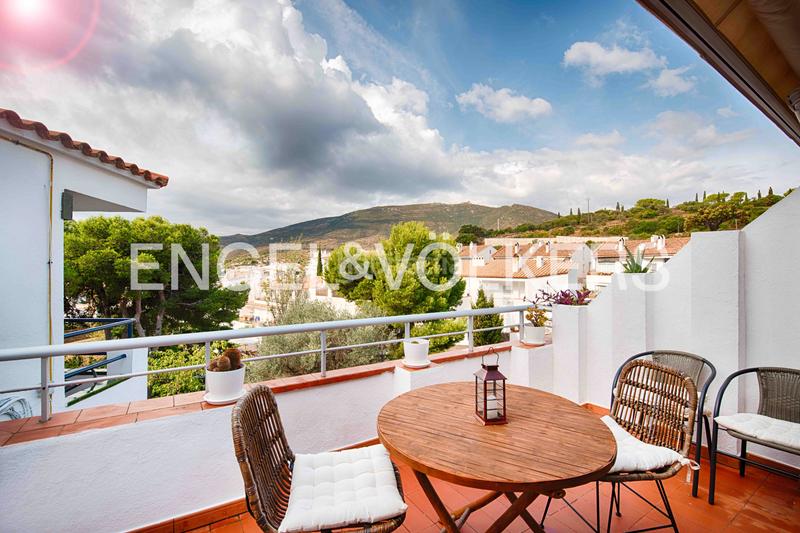 Foto 6f63b1f7-9a21-46a1-9e83-a58de26ad663. Apartamento encantador ático con terraza soleada y licencia turística en Cadaqués