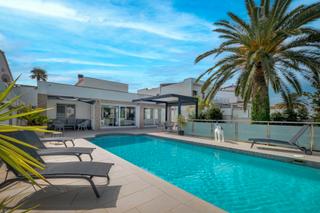 Casa  Carrer falconera. Exclusiva villa en una sola con amarre de 14 metros