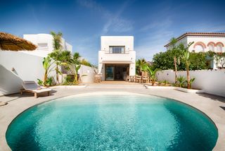 Chalet  Carrer segre. Magnífica villa contemporánea en empuriabrava con amarre privado