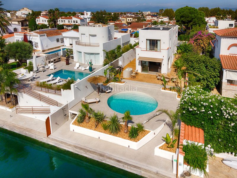 Foto 5cb45cb0-7260-4aa3-8530-52536d5459de. Xalet amb aparcament piscina a Segre - Ebre - Ter Empuriabrava