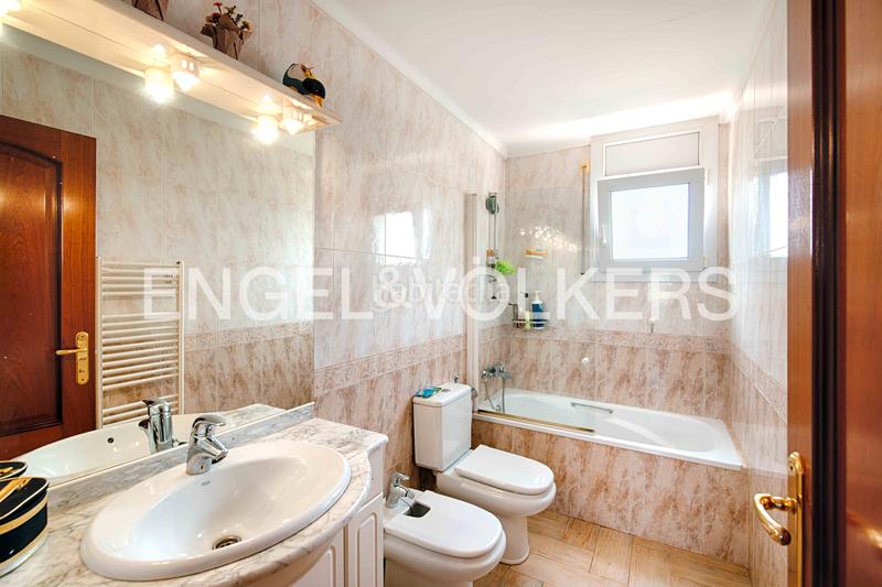 Foto 3ecd26aa-7b51-4d35-93a5-aef2c2d6328d. Chalet casa con gran terreno, piscina y garaje en Roses