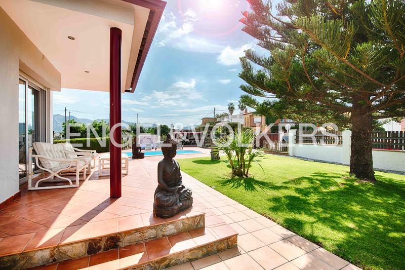 Foto 59fbb367-dbb6-4204-a69e-6c6bbdc9a8f7. Chalet casa con gran terreno, piscina y garaje en Roses