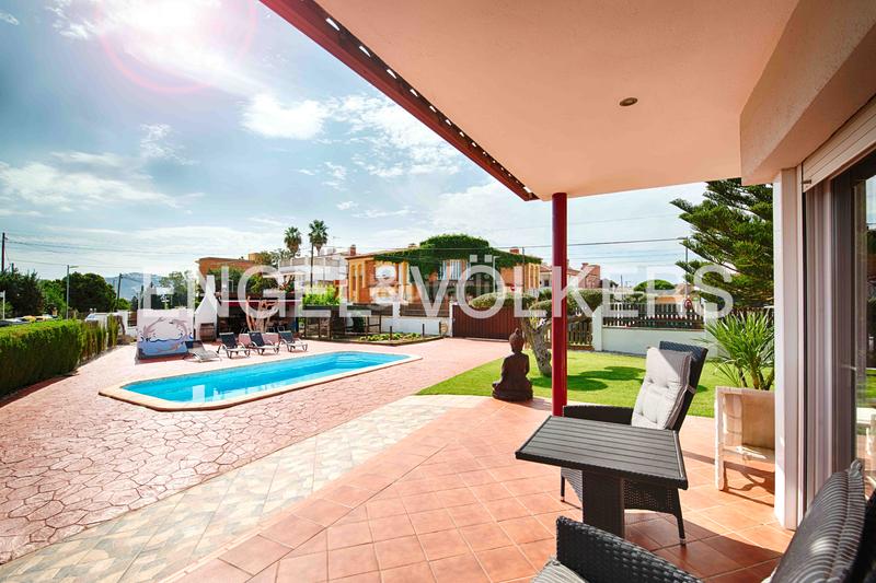 Foto 7b85e433-9187-4961-9871-4ee830b77e1a. Chalet casa con gran terreno, piscina y garaje en Roses