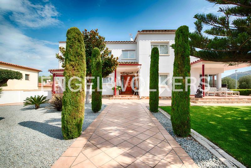 Foto 8691231f-8470-4834-925e-db3c68b46ddd. Chalet casa con gran terreno, piscina y garaje en Roses