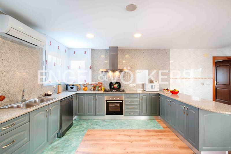 Foto 8bde536a-340f-4291-8de0-9252bcbca7c6. Chalet casa con gran terreno, piscina y garaje en Roses