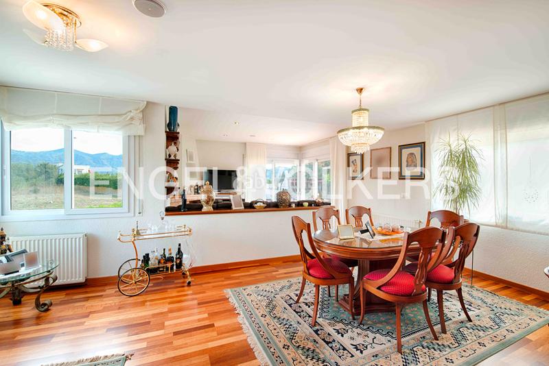 Foto 8d9575fc-c3fa-4c03-b811-81ccf2017c39. Chalet casa con gran terreno, piscina y garaje en Roses