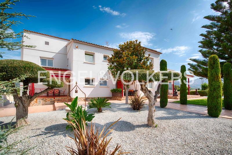 Foto b553db57-d3e6-414c-9e9f-0511bf52e9f1. Chalet casa con gran terreno, piscina y garaje en Roses