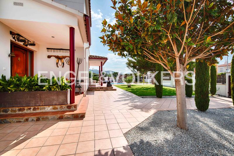 Foto bcd5d9f0-fe10-41db-882b-05f6fee6b768. Chalet casa con gran terreno, piscina y garaje en Roses