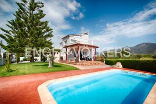 Chalet  Carrer del cadí. Casa con gran terreno, piscina y garaje en roses