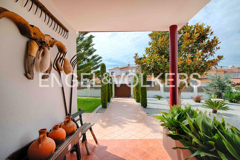 Foto ec49e535-a383-4b11-b100-4dbabe072ea3. Chalet casa con gran terreno, piscina y garaje en Roses