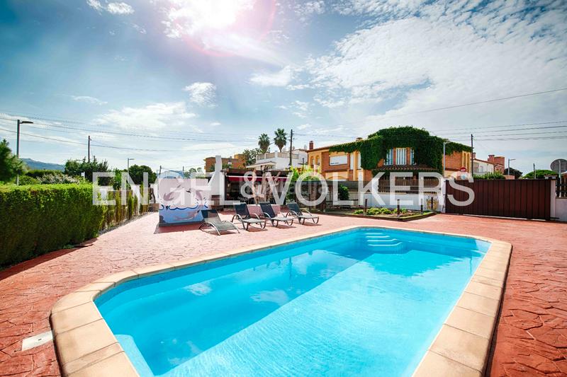 Foto f994666b-b7cb-48bd-ae8f-49724a6453a4. Chalet casa con gran terreno, piscina y garaje en Roses