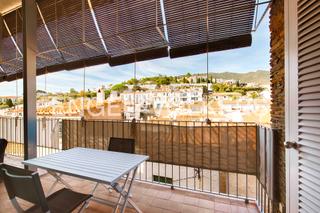 Semi detached house  Carrer d'en guillem de bruguera. Casa de arquitecto con terraza y dos plazas de aparcamiento en e