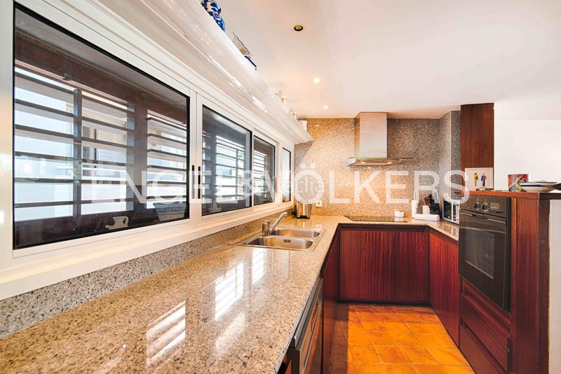 Foto 16c7d205-1c22-4bac-a551-7dd440ea1754. Casa adosada casa de arquitecto con terraza y dos plazas de aparcamiento en el centro histórico en Cadaqués