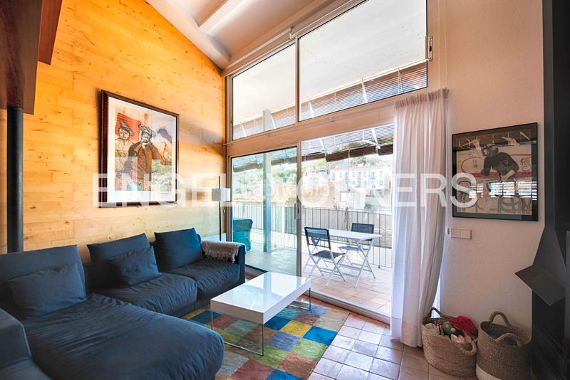 Foto 96a8d136-fcf7-4aa5-a73a-497b5cef9d1f. Casa adosada casa de arquitecto con terraza y dos plazas de aparcamiento en el centro histórico en Cadaqués