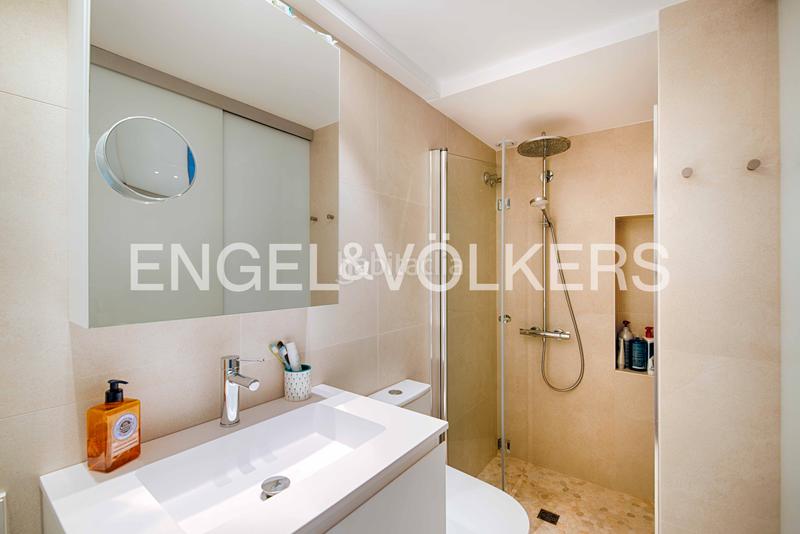 Foto 9754e6cb-6c9c-4be5-8163-cd52f8b795bc. Casa adosada casa de arquitecto con terraza y dos plazas de aparcamiento en el centro histórico en Cadaqués