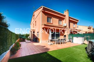 Casa pareada  Carrer les moles. Casa apareada con gran jardn frente a zona verde en el far d'em