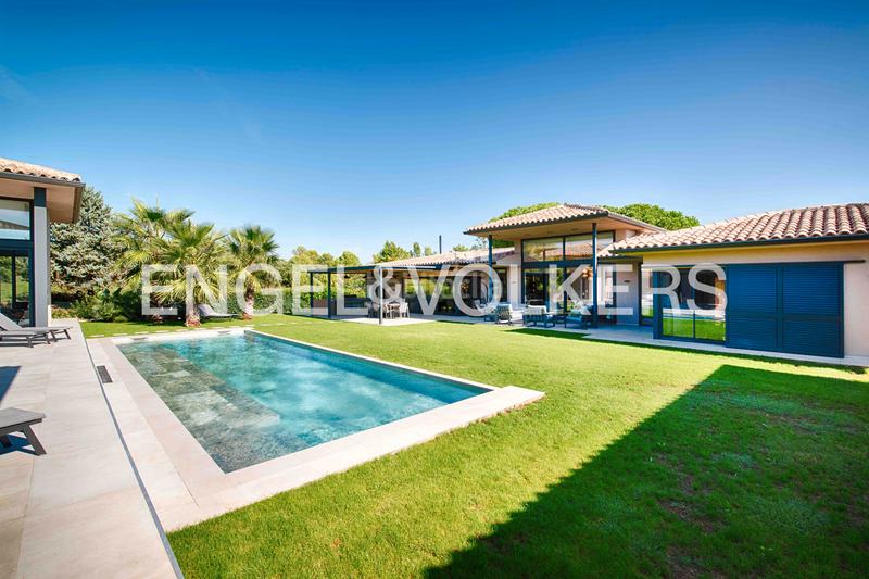 Foto 11f1b31b-80f9-4259-8b8d-071f7367452f. Chalet with fireplace heating parking pool in Navata