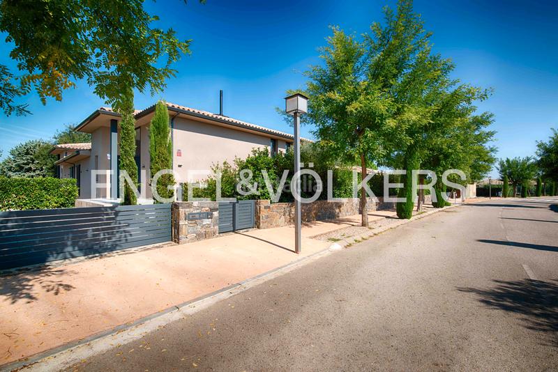 Foto ee28802f-6199-4a0b-8d09-7b688a560aec. Chalet with fireplace heating parking pool in Navata