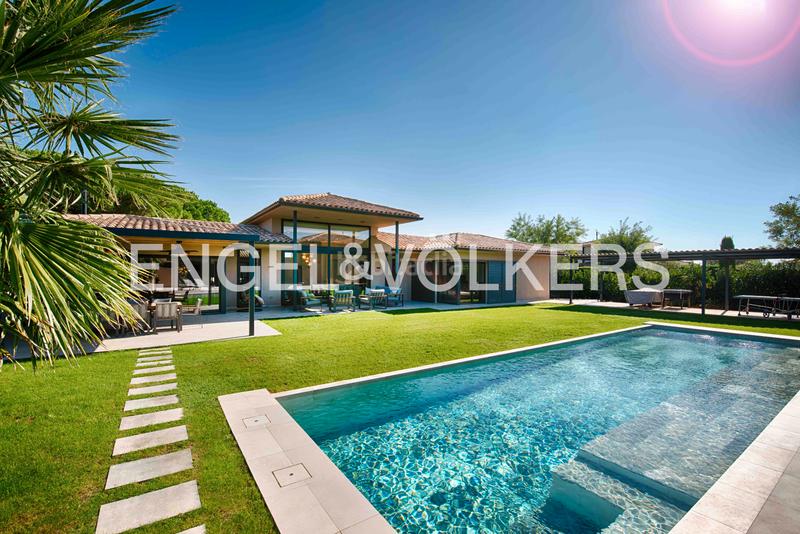 Foto f243b0d3-c84f-4d30-b7d8-e6f4f2c338e9. Chalet with fireplace heating parking pool in Navata