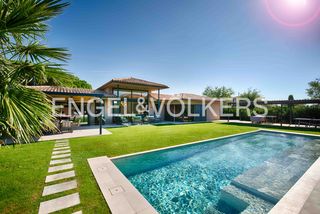 Chalet  Avinguda mas frigol. Exclusiva propiedad de lujo con 3 viviendas y piscina frente al
