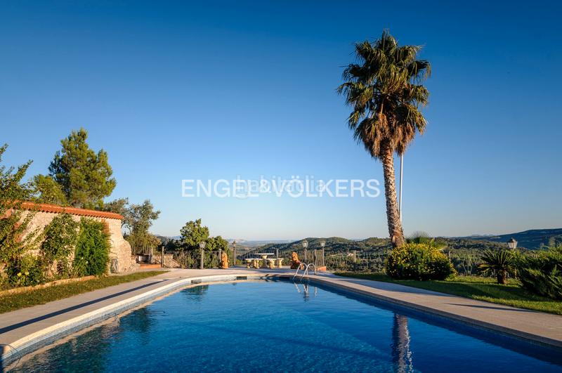 Foto 2b0312a8-6dc2-4dba-a422-cac58283f918. Masia amb xemeneia calefacció aparcament piscina a Darnius