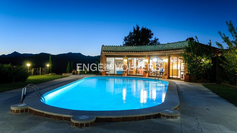 Foto 3769087f-4bb1-4c1f-b42a-dbf7af6a877f. Masia amb xemeneia calefacció aparcament piscina a Darnius