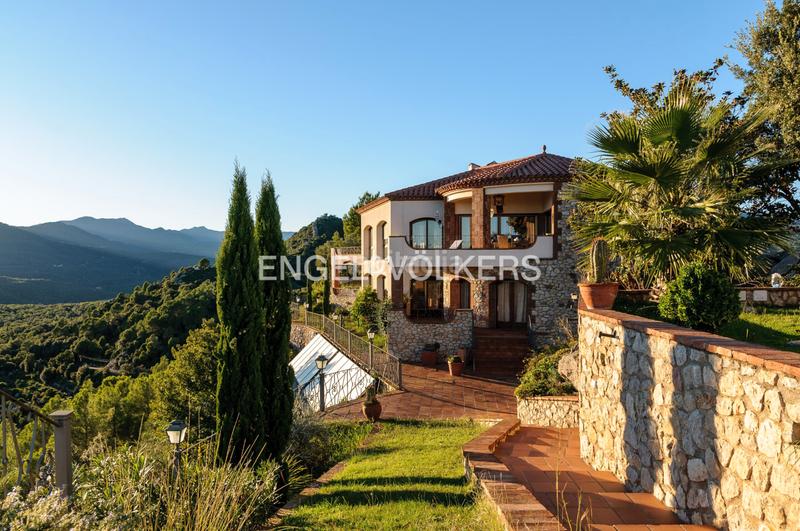 Foto c6e71214-9312-46ab-a4fe-f5e6755406b7. Masia amb xemeneia calefacció aparcament piscina a Darnius