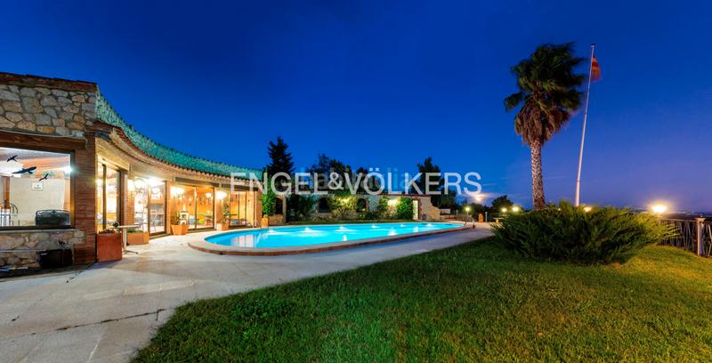 Foto faf365f6-a95b-438a-bae6-f397ed85cecf. Masia amb xemeneia calefacció aparcament piscina a Darnius