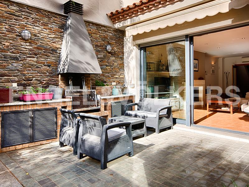 Foto 06efdac1-fbb9-4d0e-abd9-97bba6cf44d1. Casa a schiera con camino riscaldamento parcheggio in Figueres