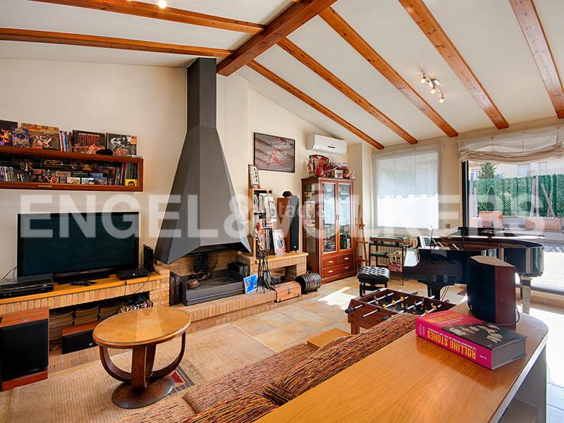 Foto 2360763e-588e-49c4-84fe-bd157d8cb679. Casa a schiera con camino riscaldamento parcheggio in Figueres