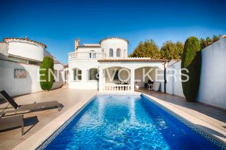 Xalet  Carrer llobregat. Villa exclusiva con amarre privado en la venecia de la costa bra