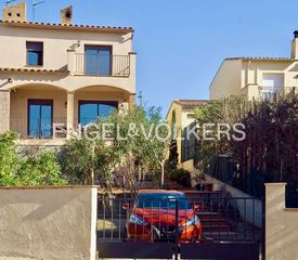Maison jumelée  Carrer del ternet. Casa en vilamaniscle, alt empordà – 5 habitaciones, jardín y ter
