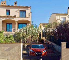 Casa aparellada  Carrer del ternet. Encantadora casa en el pintoresco pueblo de vilamaniscle